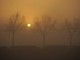 Sole e nebbia - immagine d'archivio