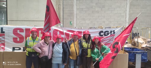 Presidio e protesta dei lavoratori di PostalCoop a Grugliasco Presidio e protesta dei lavoratori di PostalCoop a Grugliasco