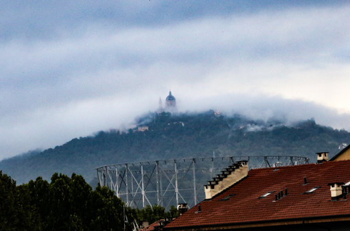 Afa addio? A Torino temperature a picco sotto i 19°, freddo polare in quota e raffiche oltre i 120 km/h a Superga