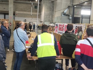 Presidio e protesta dei lavoratori di PostalCoop a Grugliasco Presidio e protesta dei lavoratori di PostalCoop a Grugliasco