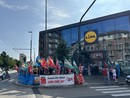 Otto ore di sciopero davanti al Lidl: “Chiediamo aumenti, non buoni spesa”