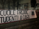 "Scuole fredde, studenti a casa", lo striscione di Azione studentesca davanti al Curie-Vittorini di Grugliasco