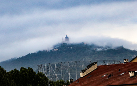 Afa addio? A Torino temperature a picco sotto i 19°, freddo polare in quota e raffiche oltre i 120 km/h a Superga