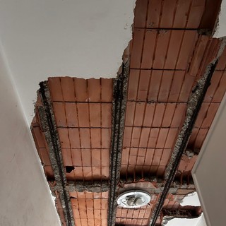 Il soffitto crollato nelle case Atc di Rivoli