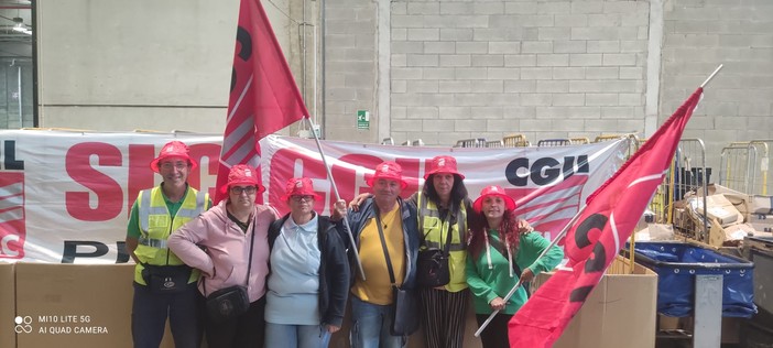 Presidio e protesta dei lavoratori di PostalCoop a Grugliasco Presidio e protesta dei lavoratori di PostalCoop a Grugliasco