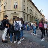 studenti fuori da una scuola di Torino