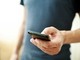 uomo che consulta il cellulare uomo che consulta il cellulare