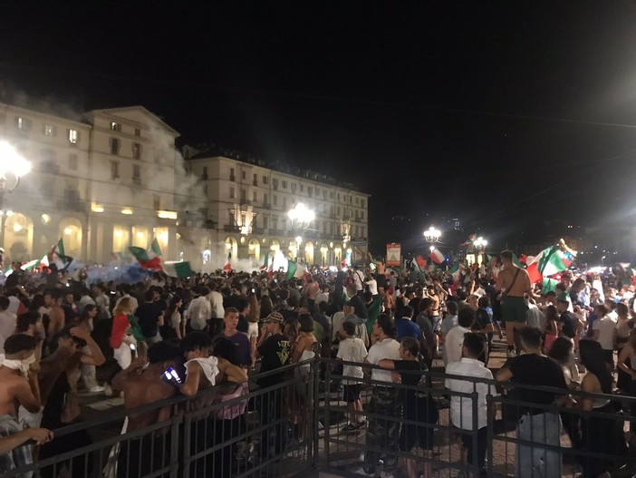 persone ammassate in piazza Vittorio Veneto