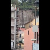 Terremoto a Pozzuoli, la parete di roccia crolla