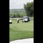Trump e il colpo vincente a golf: "Io ho talento e voi no" Trump e il colpo vincente a golf: "Io ho talento e voi no"