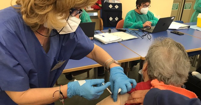 Vaccini, da domani al via nelle farmacie piemontesi l'antinfluenzale