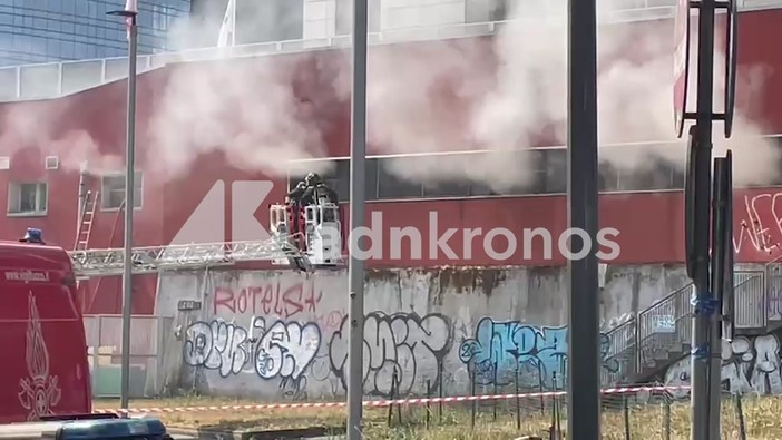 Milano, incendio alla stazione Garibaldi: fumo e uffici evacuati