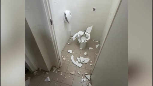 Milano, studenti occupano scuola Rozzano: il video dei bagni distrutti e della palestra imbrattata