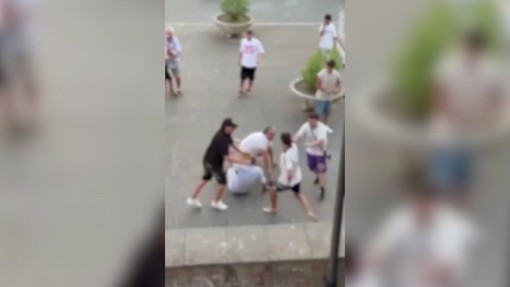 Giovani pestano a sangue un anziano in piazza nel Napoletano, il video choc Giovani pestano a sangue un anziano in piazza nel Napoletano, il video choc