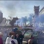 Funerali Mazzola, l'uscita del feretro dalla basilica di Sant'Ambrogio: l'ultimo coro dei tifosi dell'Inter
