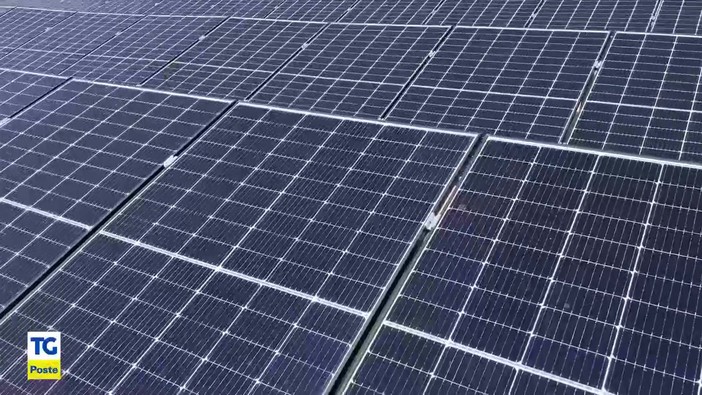 Poste Italiane accelera sulla transizione energetica: 210 nuovi impianti fotovoltaici nei primi sei mesi del 2026