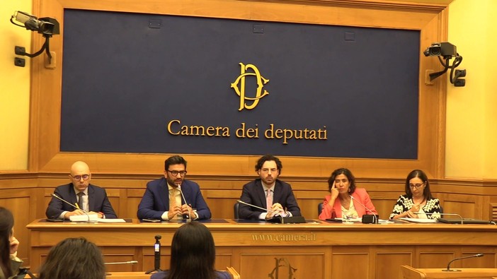 Altroconsumo porta in Parlamento le firme per un'azione contro la discriminazione dell'Iban Altroconsumo porta in Parlamento le firme per un'azione contro la discriminazione dell'Iban