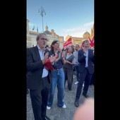 Schlein, Fratoianni e Bonelli cantano 'Bella Ciao' sotto il palco della Cgil Schlein, Fratoianni e Bonelli cantano 'Bella Ciao' sotto il palco della Cgil