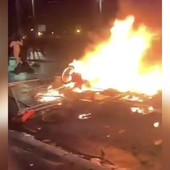 Da Milano a Bologna, i video degli scontri di piazza e degli assalti ai negozi