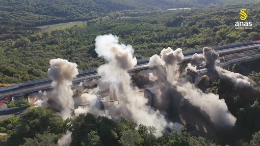 Demolito il viadotto 'Calcinaia', il video delle esplosioni sulla Grosseto-Siena