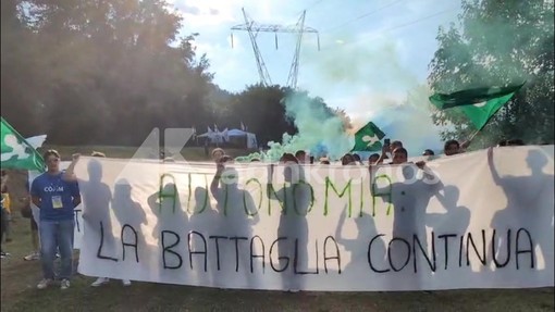 Cori sulla remigrazione e sfottò a Ranucci, l'arrivo dei giovani della Lega a Pontida