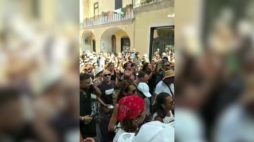 A Pozzuoli la protesta dei residenti: "Il governo dov'è? Vogliamo un tetto sulla testa"