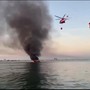 Yacht in fiamme a Jesolo, l'intervento dei vigili del fuoco in elicottero Yacht in fiamme a Jesolo, l'intervento dei vigili del fuoco in elicottero