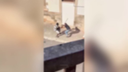 Paura a Martina Franca, colpisce persone e auto con spranga: passanti lo picchiano e lo bloccano a terra Paura a Martina Franca, colpisce persone e auto con spranga: passanti lo picchiano e lo bloccano a terra