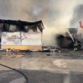 Vasto incendio in un capannone industriale a Napoli, l'intervento dei Vigili del Fuoco