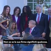 Trump invita Melania a firmare un ordine esecutivo, ma la frase diventa un boomerang sul web