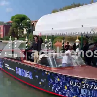 Venezia 83, l'arrivo del co-conduttore Nicolas Maupas tra flash e applausi