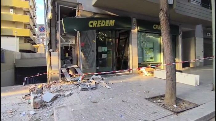 Assalto al bancomat nel foggiano, ladri lo fanno esplodere ma lo trovano vuoto