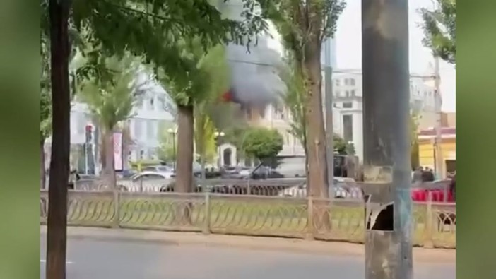 Raid su Kiev, in fiamme l'Accademia delle Scienze: persone fuggono dalle finestre per salvarsi Raid su Kiev, in fiamme l'Accademia delle Scienze: persone fuggono dalle finestre per salvarsi