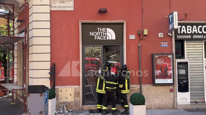 Crollo in un negozio a Roma, il racconto di un dipendente: "Un rumore improvviso e tanta paura" Crollo in un negozio a Roma, il racconto di un dipendente: "Un rumore improvviso e tanta paura"