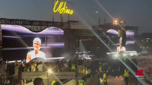 Ultimo a Tor Vergata parte con 'Pianeti' e si emoziona