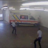 Spari contro fuggitivo al pronto soccorso di Prato, il filmato: dall'attacco con l'estintore alla fuga in manette Spari contro fuggitivo al pronto soccorso di Prato, il filmato: dall'attacco con l'estintore alla fuga in manette