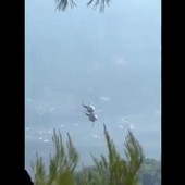 Scontro tra due elicotteri antincendio in Grecia: le immagini choc