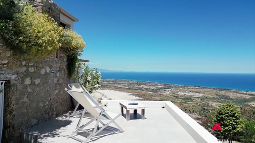 Airbnb, Monica torna in Calabria e apre al mondo un borgo affacciato sullo Ionio Airbnb, Monica torna in Calabria e apre al mondo un borgo affacciato sullo Ionio