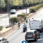 Rissa con spranghe e bottiglie in centro a Milano, caos tra le auto Rissa con spranghe e bottiglie in centro a Milano, caos tra le auto