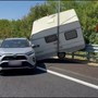 Trieste, sbanda con l'auto e si ritrova la roulotte in bilico sul guardrail