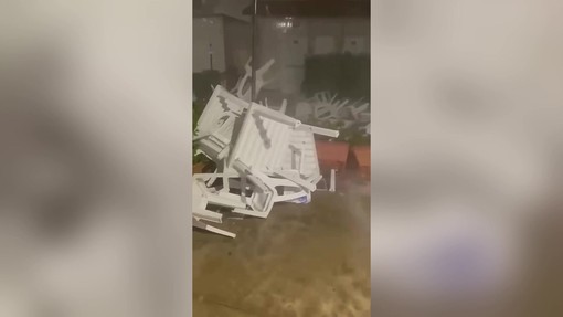 Maltempo, devastanti raffiche di vento in Toscana: tavoli e sedie spazzati via a Larciano