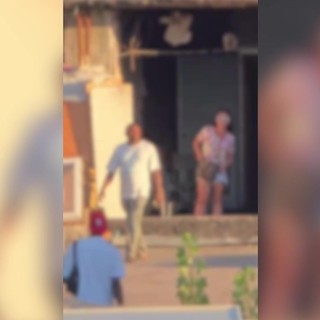 Degrado a Roma, le immagini del palazzo a Tor Sapienza dove si vendono droga e armi