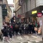 Milano, ancora caos: disordini e saccheggi, auto 'saltate' nella fuga Milano, ancora caos: disordini e saccheggi, auto 'saltate' nella fuga