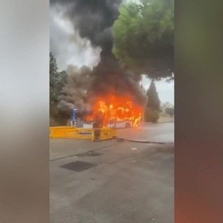Proteste degli studenti in Francia, le immagini di un bus in fiamme a Marsiglia Proteste degli studenti in Francia, le immagini di un bus in fiamme a Marsiglia