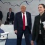 G7, Trump arriva per ultimo alla riunione dei leader: "Sono il boss" G7, Trump arriva per ultimo alla riunione dei leader: "Sono il boss"
