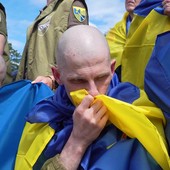 Scambio di prigionieri Russia-Ucraina, 160 soldati in festa per il ritorno a Kiev