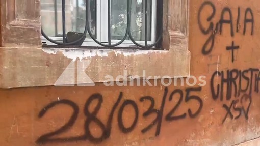 Roma, lite fra stranieri con lancio di pietre: danneggiate sette auto e un'abitazione
