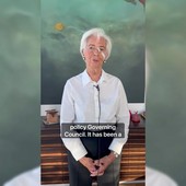 Christine Lagarde lascia la Bce, l'annuncio con due cerotti sul viso