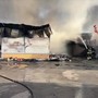 Vasto incendio in un capannone industriale a Napoli, l'intervento dei Vigili del Fuoco