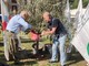 A Pontida il tributo a Bossi: Calderoli e Leoni piantano un ulivo e cantano 'Va pensiero' A Pontida il tributo a Bossi: Calderoli e Leoni piantano un ulivo e cantano 'Va pensiero'